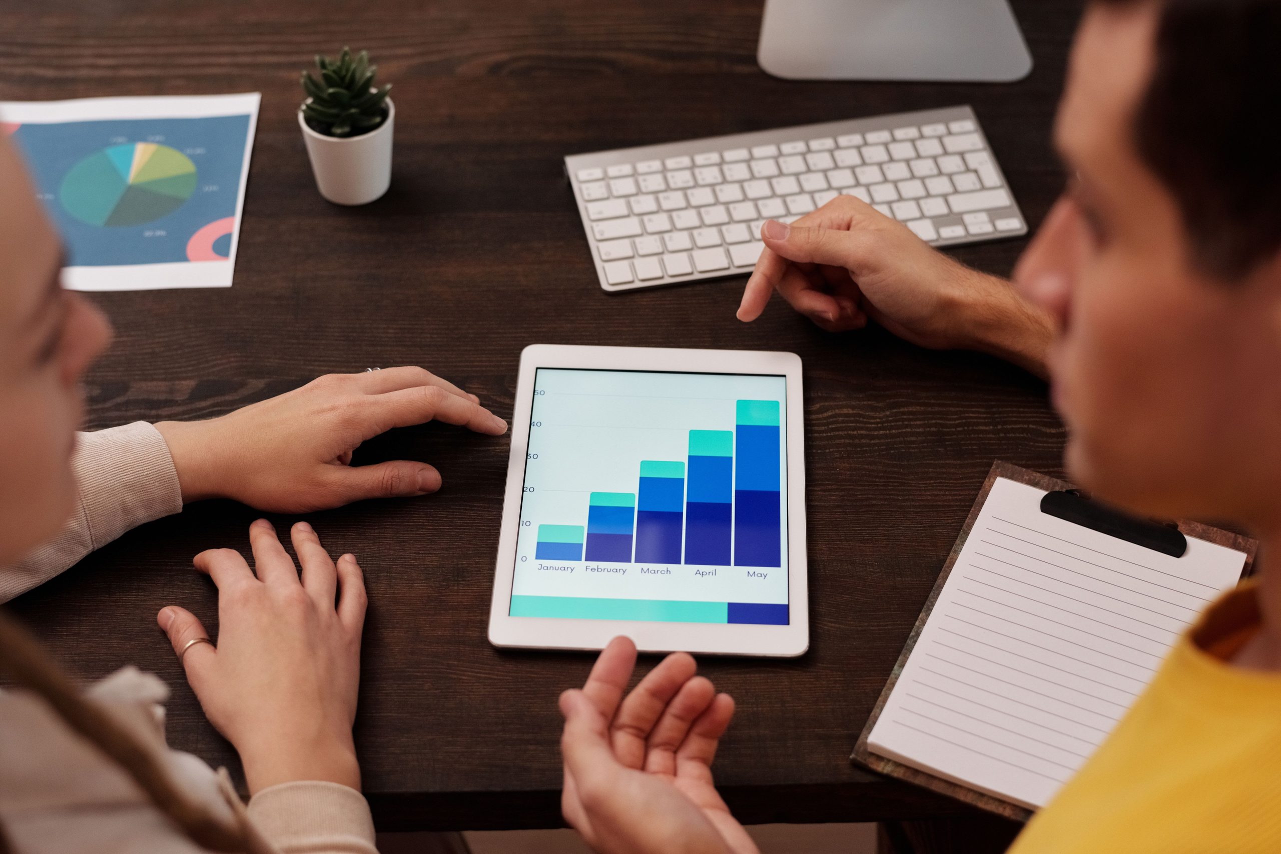 Analisi dati CRO per PMI: schermo con metriche di conversione e traffico web