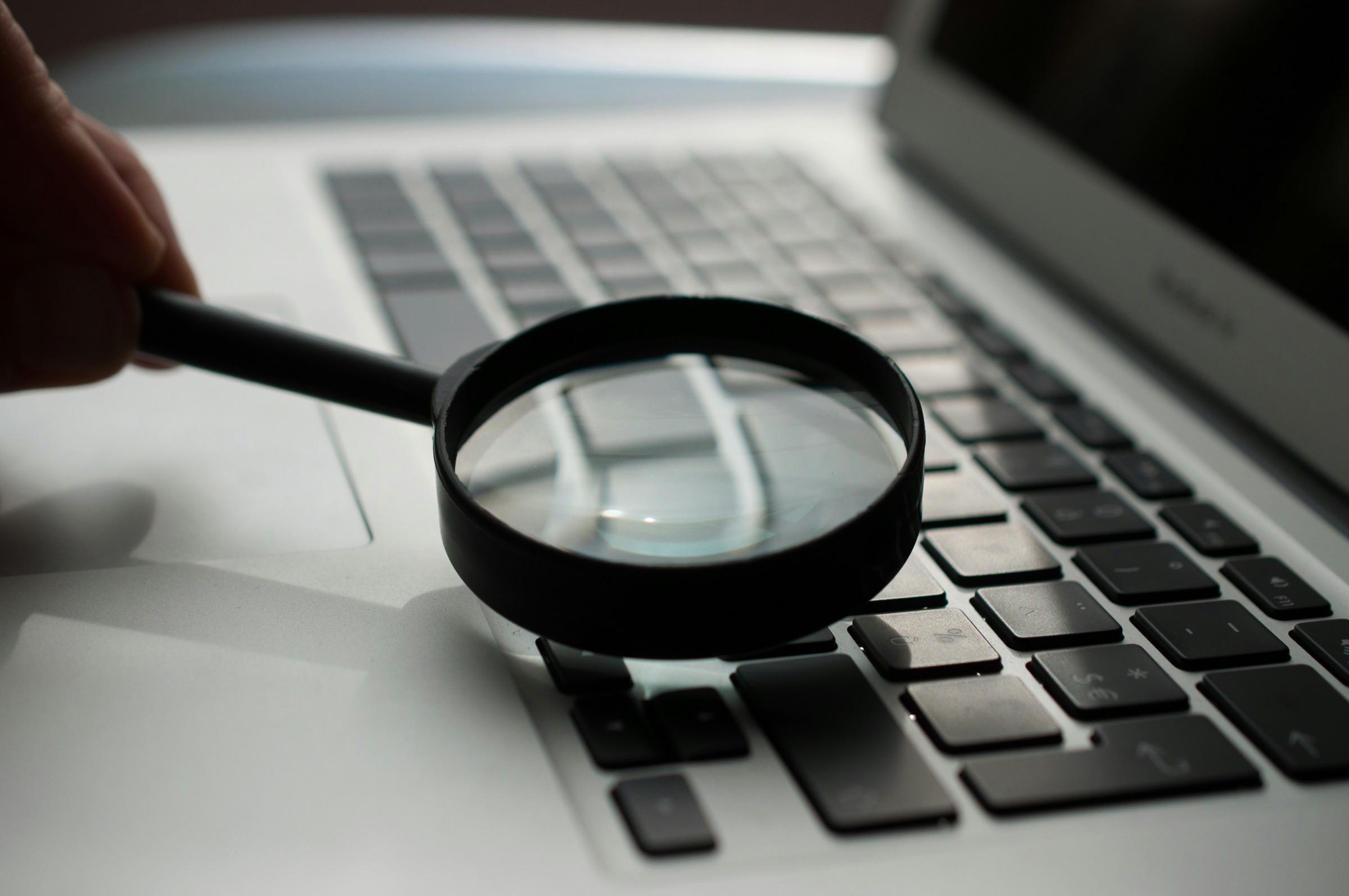 Schermata di ricerca keyword con strumenti AI: analisi intenti di ricerca e volumi per PMI B2B
