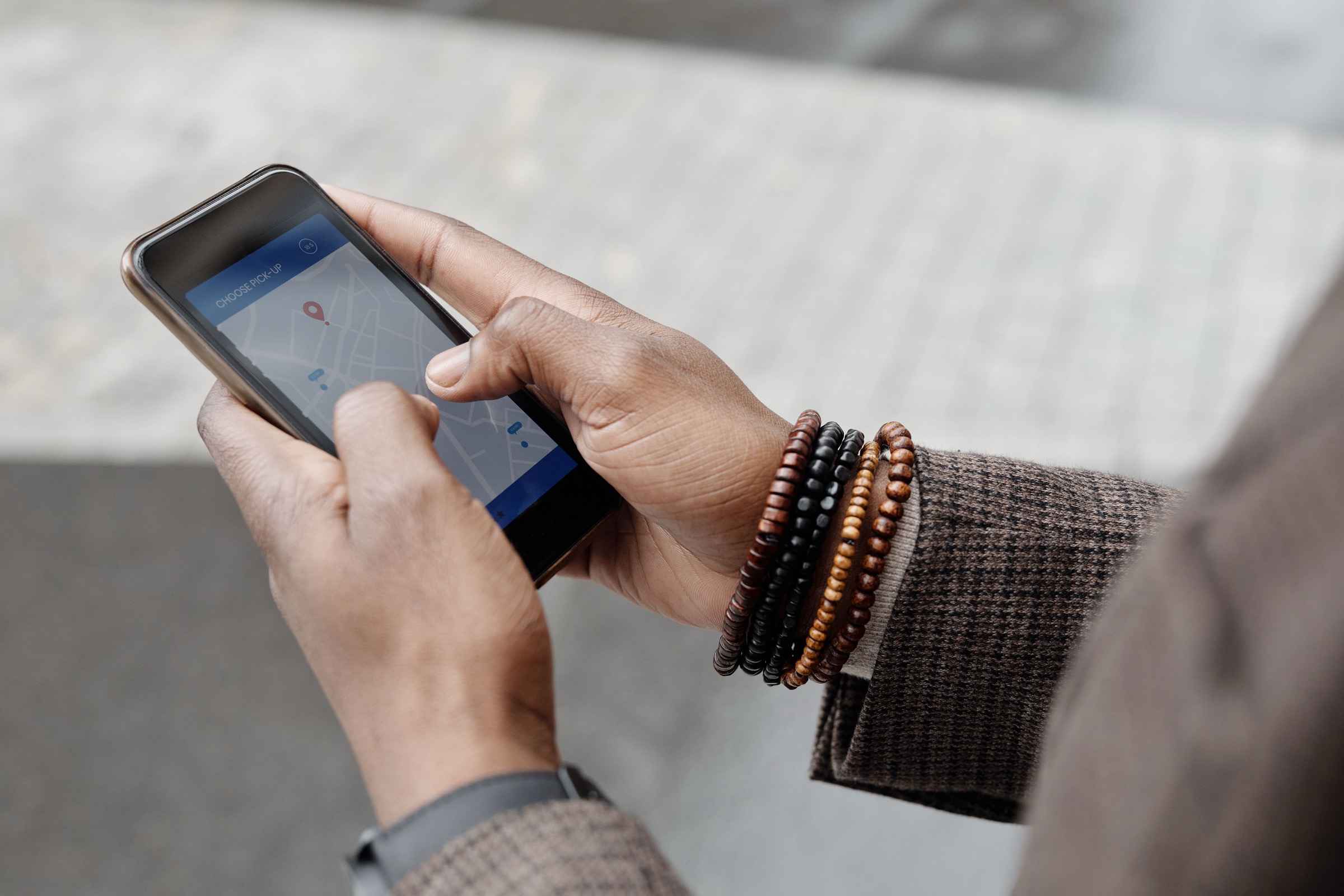 Mappa con pin di localizzazione su smartphone: Local SEO per PMI e visibilità nelle ricerche geografiche